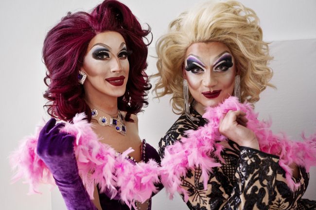 side-view-drag-queens-posing-together
